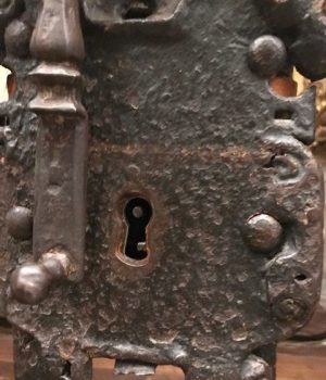 Espias por el ojo de la cerradura o abres la puerta?